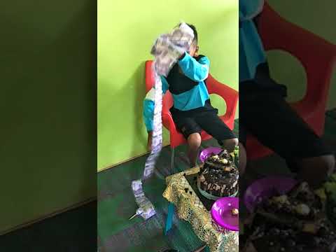 Moment Lucu Kue Ultah Gagal Kasih Kejutan Surprise...Duitnya Ketinggalan di Dalam Kue 😂😂