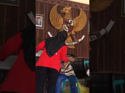 hahaha lucu banget kakek takut divaksin😂😂😂