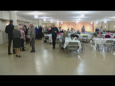 カールジャンクションとウェブシティの子供たちは、イースターエッグハントに参加する機会を持っています。 (Carl Junction and Webb City children have opportunity to participate in Easter egg hunt)