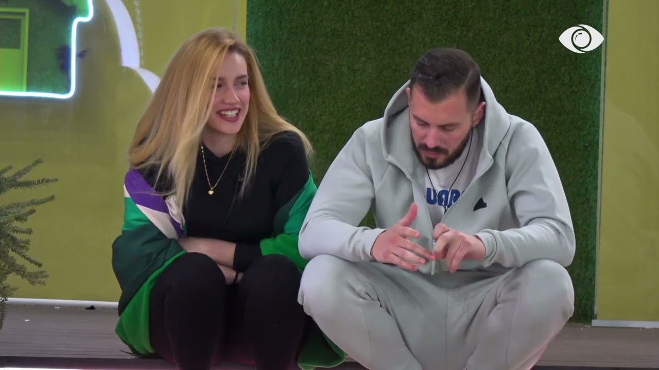 Romeo i mërzitur nga situatat në shtëpi, Heidi i qëndron pranë dhe e ngushëllon