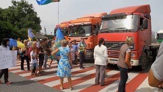 preview picture of video 'На Житомирщині півсотні жінок понад 5 годин блокують трасу Київ-Чоп -Житомир.info'