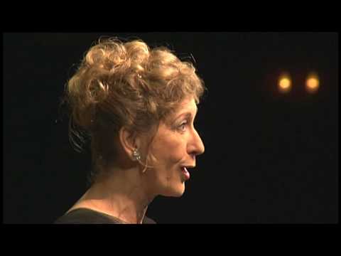 Το «La Diva de l'Empire» ["Η ντίβα του Έμπαϊρ"] (1904) του Erik Satie [Ερίκ Σατί], σε στίχους των Dominique Bonnaud [Ντομινίκ Μπονώ] και Numa Blès [Νυμά Μπλες]. Το τραγούδι σατιρίζει μια σταρ του Empire Theatre of Varieties του Λονδίνου, εμβληματικής σκηνής του βρεττανικού βαριετέ. Ερμηνεύουν η υψίφωνος Felicity Lott [Φελίσιτυ Λοτ] και ο πιανίστας Malcolm Martineau [Μάλκολμ Μαρτινώ].La Diva de l'EmpireSous le grand chapeau Greenaway, Mettant l'éclat d'un sourire, D'un rire charmant et frais, De baby étonné qui soupire,Little girl aux yeux veloutés, C'est la diva de "l'Empire". C'est la reine dont s'éprennent les gentlemen Et tous les dandys de Piccadilly.Dans un seul "yes", elle met tant de douceur Que tous les snobs en gilet à cœur L'accueillant de hourras frénétiques, Sur la scène lancent des gerbes de fleurs, Sans remarquer le rire narquois De son joli minois.Elle danse presque automatiquement, Et soulève, oh ! très périodiquement Ses jolis dessous de fanfreluches, De ses jambes montrant le frétillement. C'est à la fois très, très innocent Et très, très excitant.Η ντίβα του ΈμπαϊρΚάτω απ' την τεράστια καπελίνα αστραφτερό χαμόγελο ανθίζει κι έπειτα ένα γέλιο δροσερό σαν baby που όλο έκπληξη σαστίζει.Το little girl με τα γλυκά ματάκια η ντίβα είν' του Βαριετέ, την είδες; Είναι η βασίλισσα που οι τζέντλεμεν λατρεύουν κι όλοι του Πικαντίλλυ οι δανδήδες.Σταλάζει τόση γλύκα σε ένα «yes» που όλοι οι σνομπ οι κουστουμαρισμένοι σε έξαλλες ξεσπούν ζητωκραυγές, και άνθη της πετούν ξετρελαμένοι. Και δεν προσέχουν το ειρωνικό γελάκι που ζωγραφίζεται στο ωραίο της μουτράκι.Χορεύοντας σχεδόν μηχανικά σηκώνει σε διαστήματα τακτά αχ βαχ, τα δαντελένια μεσοφόρια της για να φανούν σπαρταριστά τα πόδια της. Κι είν' άλλοτε αθώο, αγγελικό, και άλλοτε πολύ πολύ ερεθιστικό.[Μετάφραση: Α. Ξεπαπαδάκου, Ρεσιτάλ Pierce, Μέγαρο Μουσικής Αθηνών, 2008]