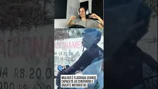 Ela usando o capacete ao contrário