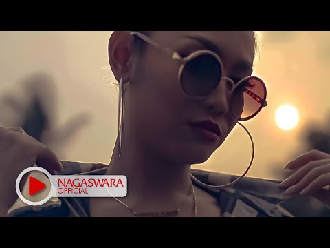 Devy Berlian - PHP ( Pemberi Harapan Palsu ) Remix Version - Official Music Video - NAGASWARA