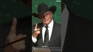 George Strait greatest hit…the time someone told him to take his hat off. 😳