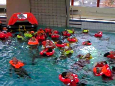 Schwimmen mit Rettungsweste