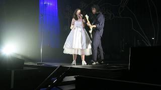 Lorde - Bruce Springsteen 'I’m On Fire' cover/'400 Lux' mashup - 8Nov2017 Christchurch