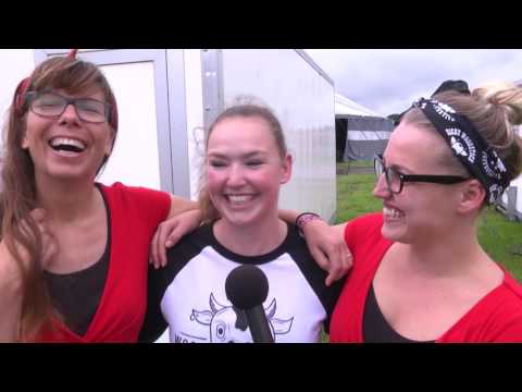  Dicky Woodstock 2016 - Bea en Gea kijken bij de opbouw