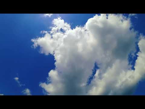 Красивое весеннее Небо в лучах солнца — Timelapse бегущее небо весной | Футажи красивая природа [4K]