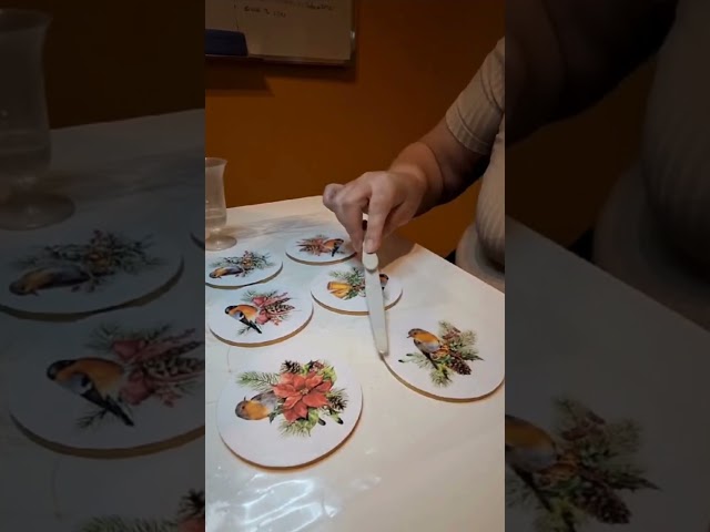 Vídeo relacionado con 6 Piezas Posavasos De Bambú, 10 Cm Posavasos Madera, Redondo Posavaso De Madera para Velas, Posavaso De Madere para Bebidas, Adecuado para Bebidas Frías Y Calientes, Copas De Vino