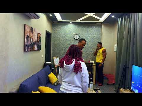 Kenny bo ak yon transfanm prank- Johnson foure pye nan koze a