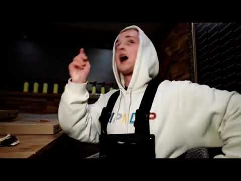 Qry opowiada o rozbitym samochodzie