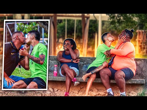 FAKE KISSING STRANGERS - Prank