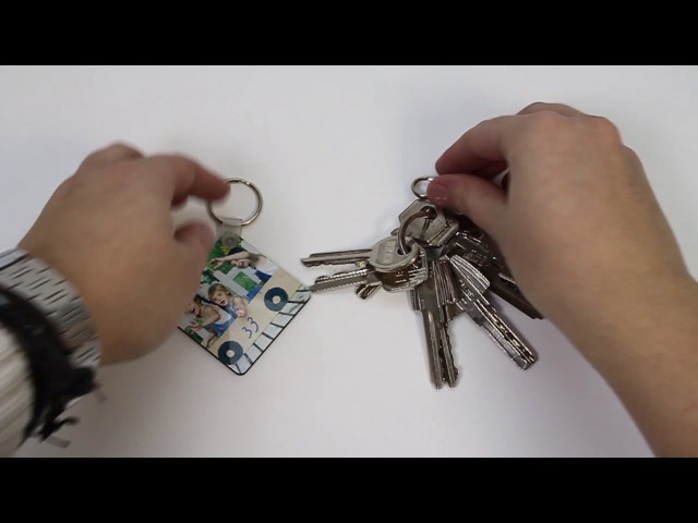 Vídeo relacionado con Wanapix | Llavero de Gatos Personalizado con Figuritas | Personaliza con Foto Grabada | Regalo Original para Amantes de los Gatos | Llavero con Foto y Charms