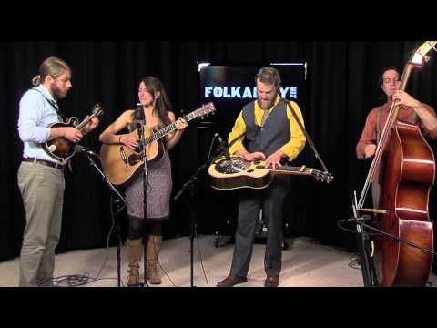 Folk Alley Sessions: Lindsay Lou & The Flatbellys - "Querida Tierra"