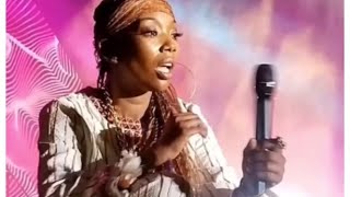 Singer Brandy Norwood forgets her lyrics and falls down stairs