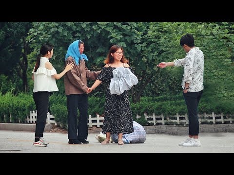 大學生兒子嫌棄農村母親，結果遭路人懟：有好多人連媽媽都沒有！