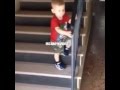 Niño Se Cae De Las Escaleras