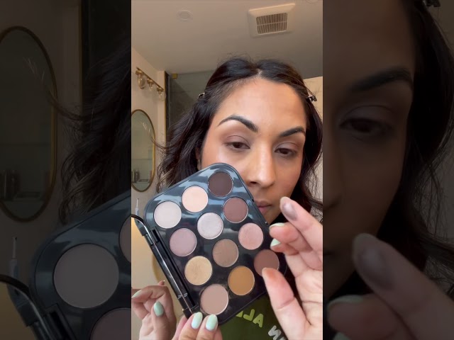 Vídeo relacionado con Paleta de sombras de ojos Connect In Color, lente rosa de MAC para mujer, 0.21 onzas