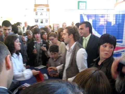 David Bisbal  signing autographs in Luik (Belgium)