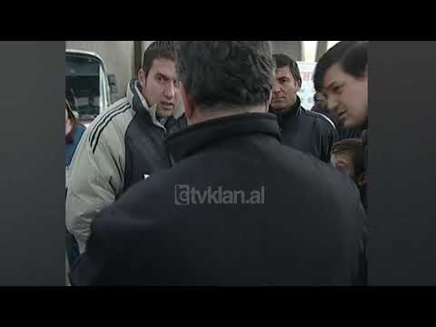 Qarkullimi i autobusëve mbetet i bllokuar, shoferët s’tërhiqen nga greva – (28 Janar 2005)