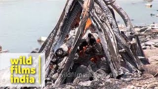 Burning dead body in Hindu cremation