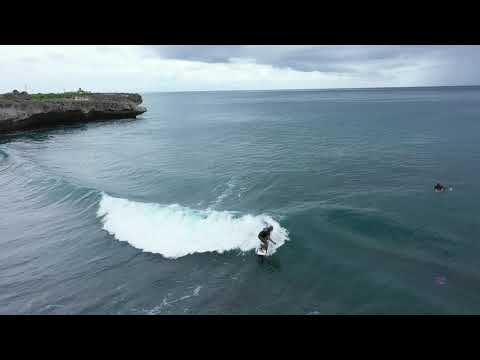 Vista dal drone del surf a Nusa Dua