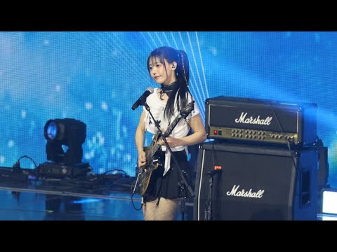 250821 QWER Dear (눈물참기) FanCam 직캠 K-World Dream Awards