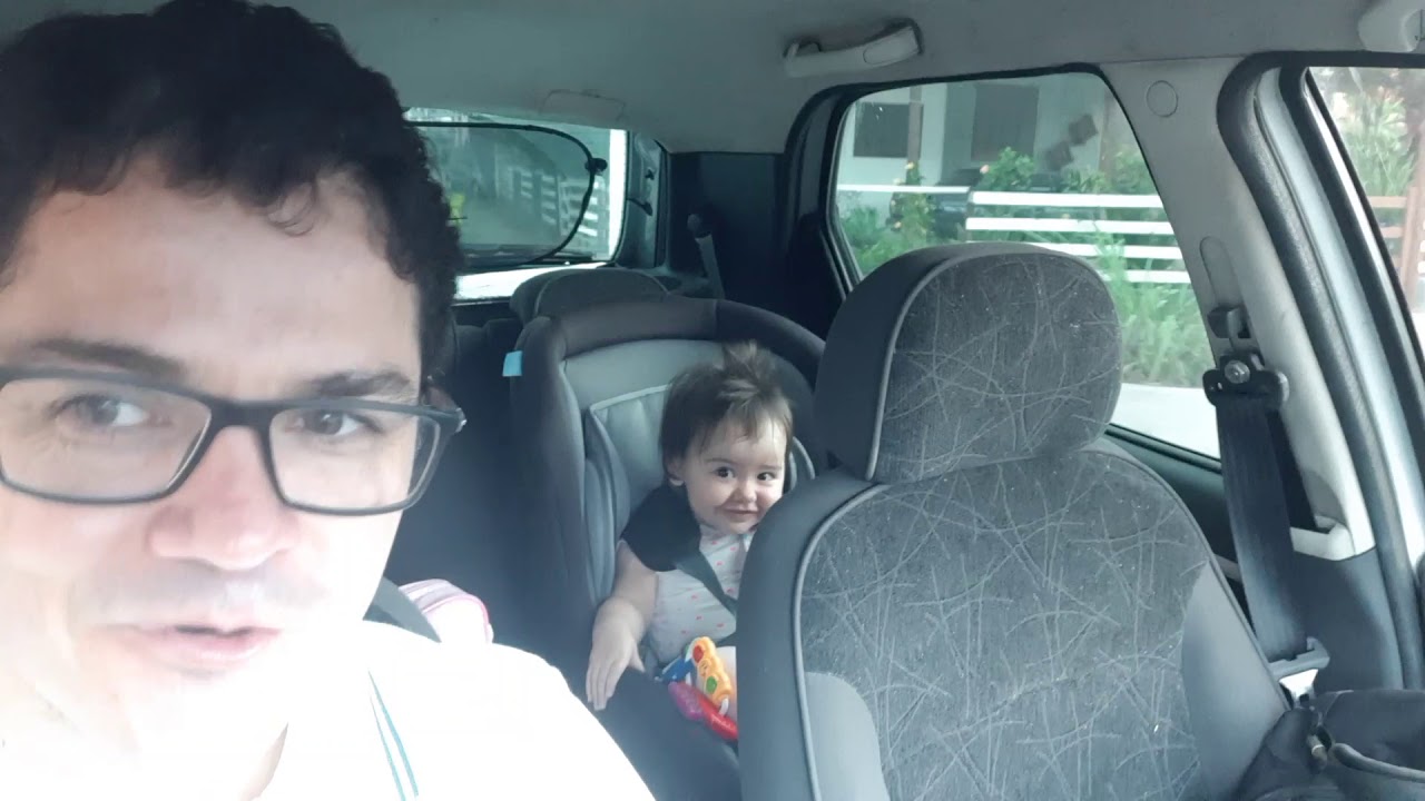 Olívia na cadeirinha virada para frente agora.