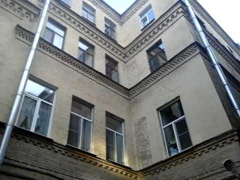 Дворы Санкт-Петербурга. Граффити-позитив и микроскопическая детская площадка😊.