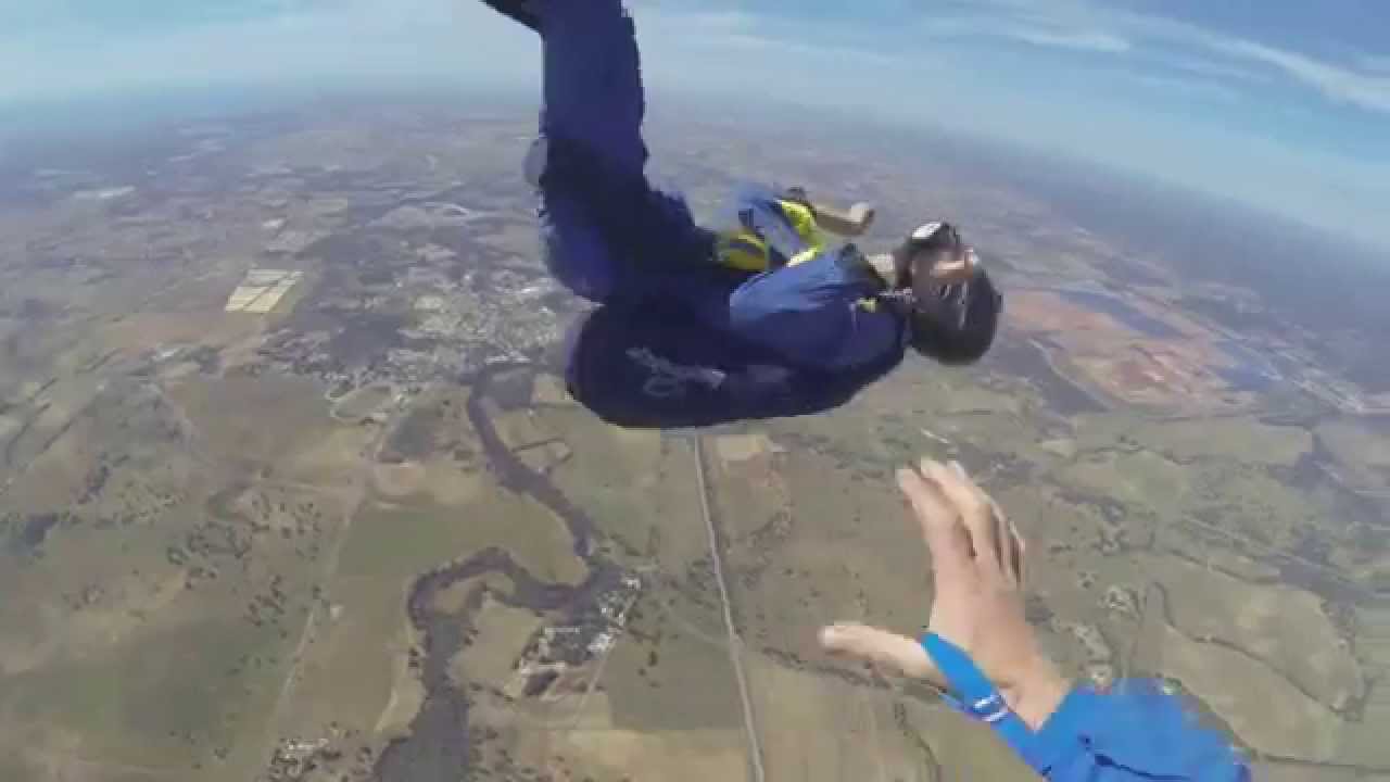 GUY HAS SEIZURE WHILE SKYDIVING - YouTube