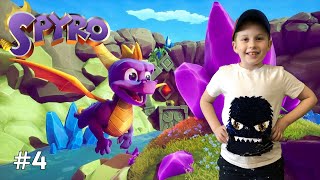 Spyro Reignited Trilogy — безумно красивая сказка. Спайро дико носится по уровням и собирает драгоценные камни, общается с NPC, выполняет челленджи, бодает врагов и хрупкие сундуки, поливает огнем все, что можно, и вообще развлекается.