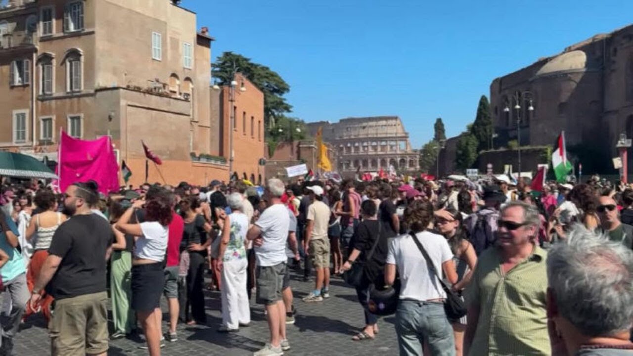 Il corteo Antifascista a Roma sfila su via dei Fori Imperiali