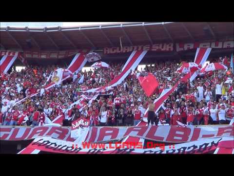 "NO DEJAREMOS DE ALENTAR ! Independiente Santa Fe Vs Millonarios - Clásico 275" Barra: La Guardia Albi Roja Sur • Club: Independiente Santa Fe • País: Colombia