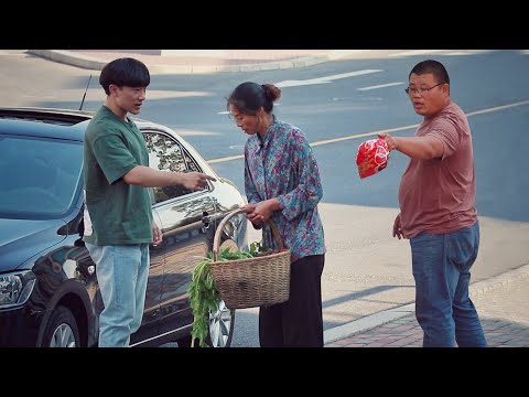 農村阿姨被車門撞反遭車主辱罵...