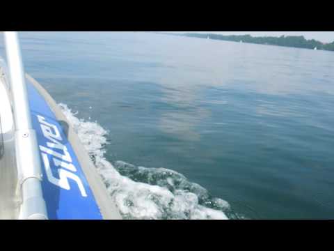 Spass beim Motorboot fahren