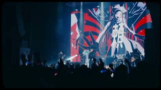 this solo part is so cool omg i love how it goes silent and sounds like two ppl singing <333 !! one goes deep one goes high its a perfect match !!!! - 【期間限定】灰Φ倶楽部 Live映像 from MWLÁND 2024