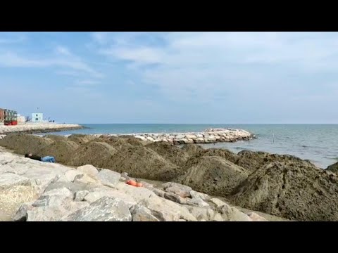 Si sistema la spiaggia a Caorle, in arrivo camion di sabbia