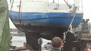 preview picture of video 'Lifting up sailing yacht for winter conservation'