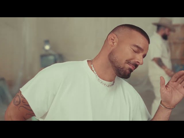 A Medio Vivir von Ricky Martin & Carin Leon ((jetzt ansehen))