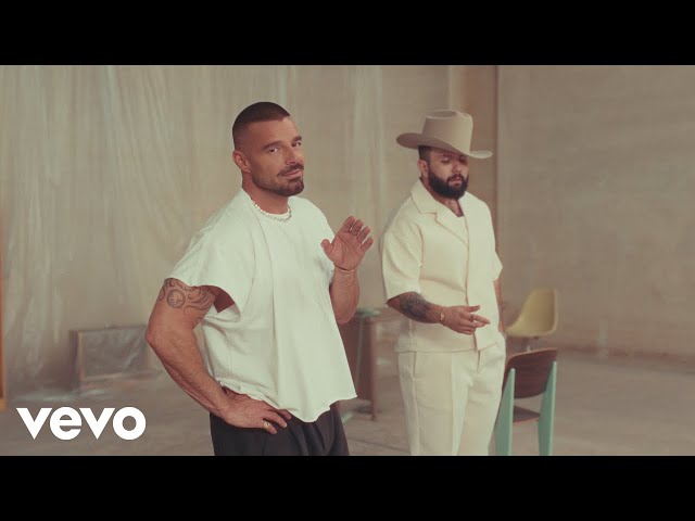 Neu: A Medio Vivir von Ricky Martin & Carin Leon ((ansehen)) - POP