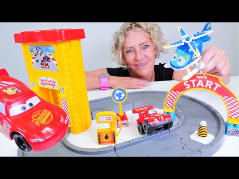 Spielzeug Video auf Deutsch. Neue Rennstrecke für Lightning McQueen. Nicole und die Spielzeugautos