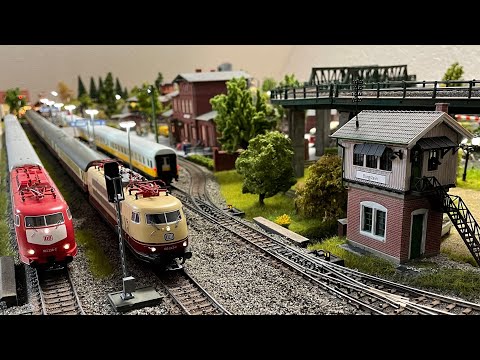 TV Burgstein: Verschiedene Versionen der BR 103 durchqueren mit ihren Reisezügen Burgstein.