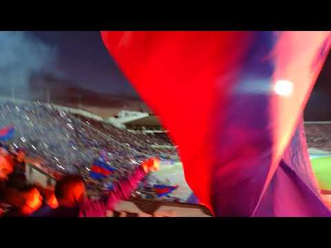 "El bulla va caminando para pedreros! U de Chile Vs Huachipato! Los de Abajo 2017 - Transición." Barra: Los de Abajo • Club: Universidad de Chile - La U