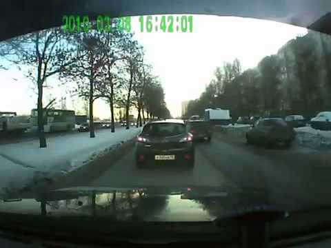 Małe samochody rezerwowe na poboczu ...