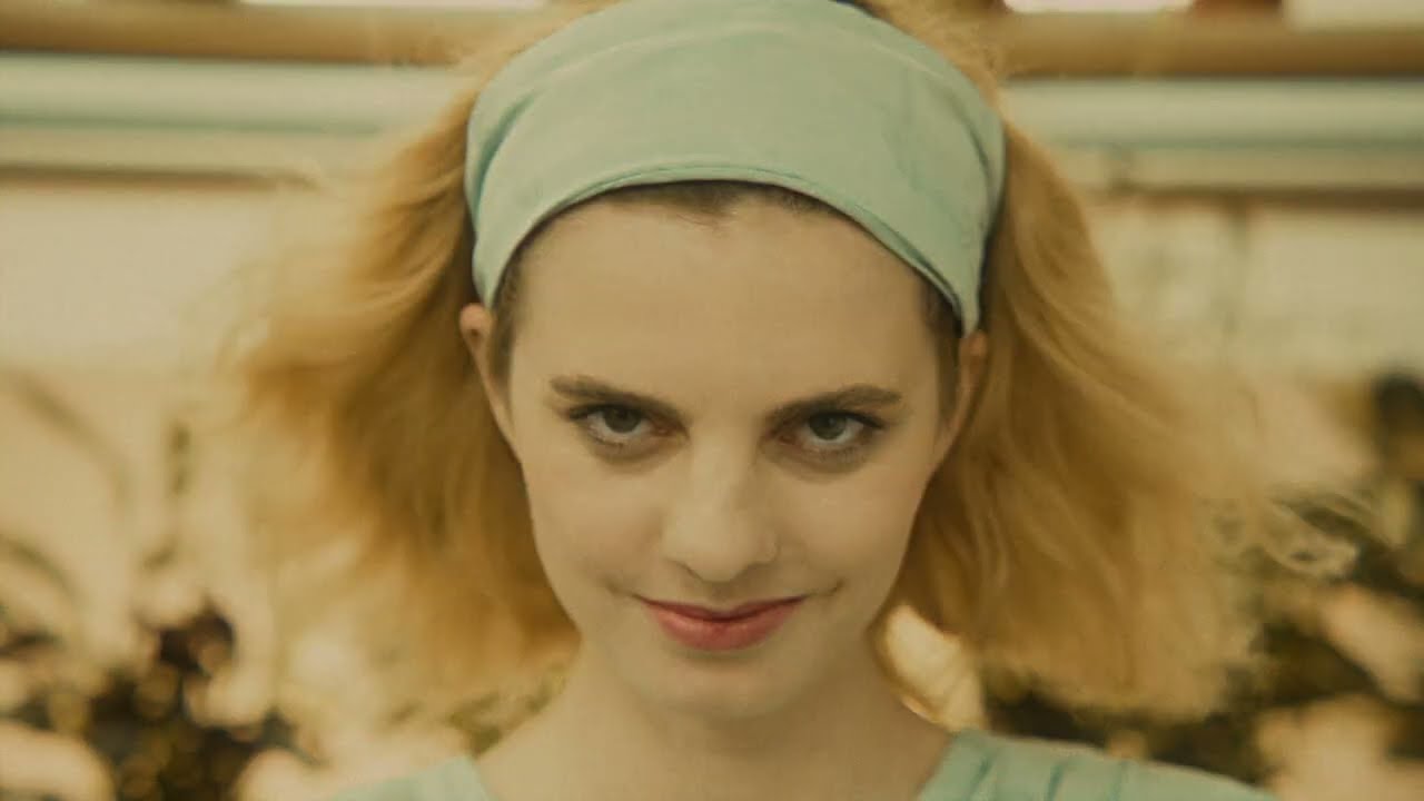 Still from the Elektroforez video