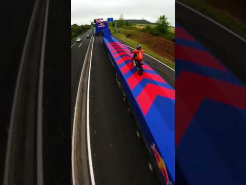 Uma moto com escapamento de caminhão a 70 mph 😳🏍️
