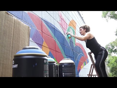 Grafiteira faz obra em muro e reforça importância de mulheres na arte