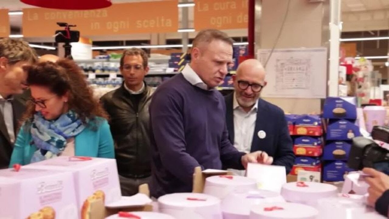Lollobrigida fa la spesa al supermercato a Roma per donarla alla Colletta Alimentare