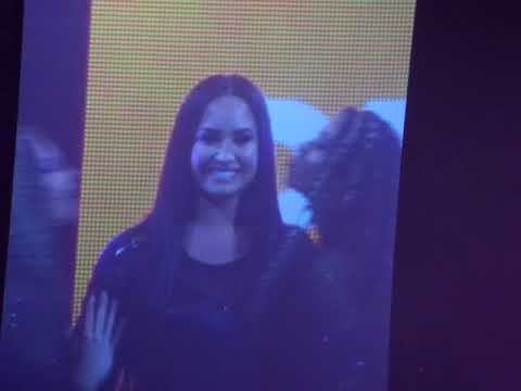 Demi Lovato - Give Your Heart A Break KISS CAM 3/24/18